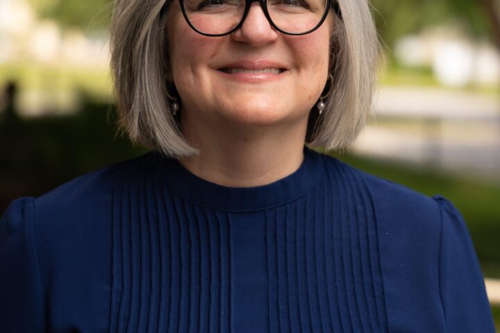 Ami Steele headshot