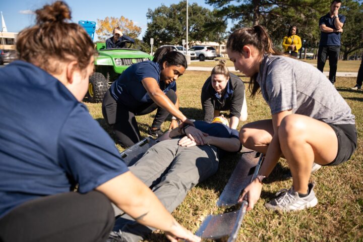 Four women are rescuing a person who cannot move on a table to carry